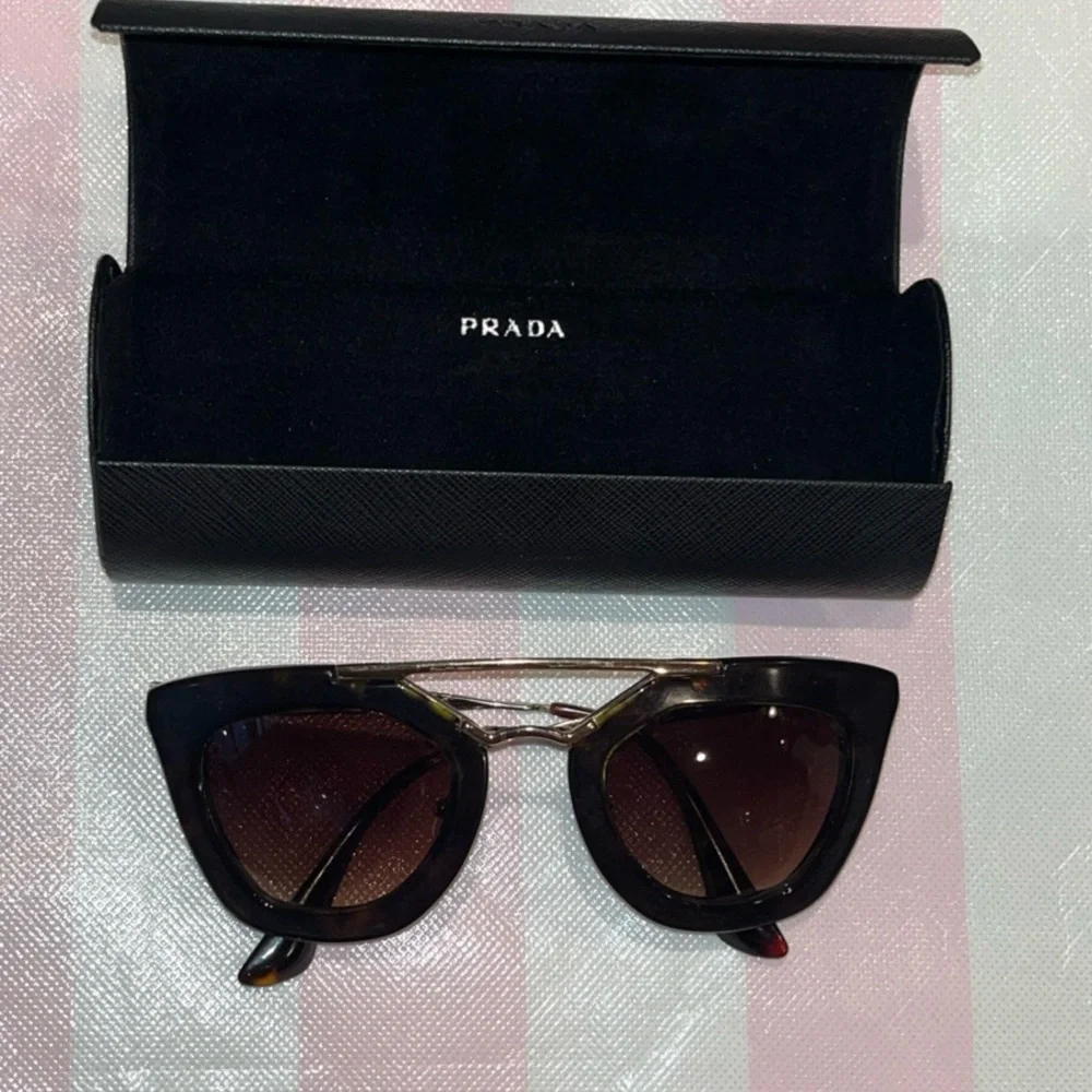 Prada cat eye Gradient Sunglasses SPR09Q authentic excellent condition w/ case